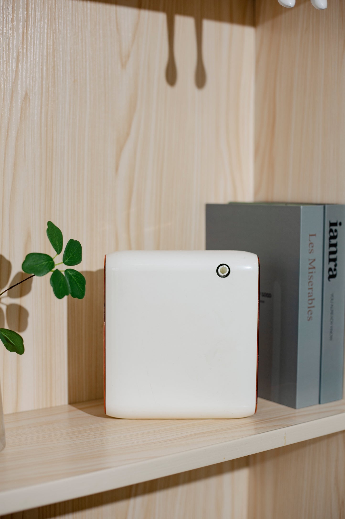 🧼 Diffuseur Mural AE108 – Élégance discrète et performance olfactive